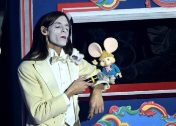 Lucio Corsi y Topo Gigio en Sanremo 2025.