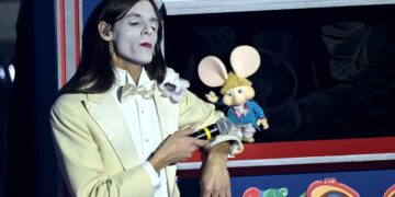 Lucio Corsi y Topo Gigio en Sanremo 2025.