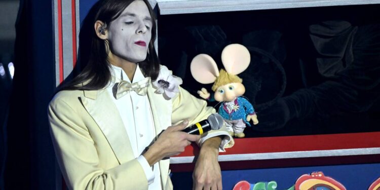 Lucio Corsi y Topo Gigio en Sanremo 2025.