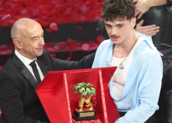 Olly recibe el premio de parte del Alcalde de Sanremo.