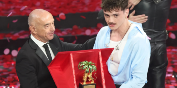 Olly recibe el premio de parte del Alcalde de Sanremo.
